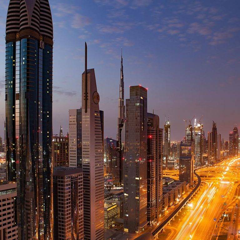 Dubai vue de la ville la nuit. Une ville moderne qui mise sur le tourisme pour son développement.